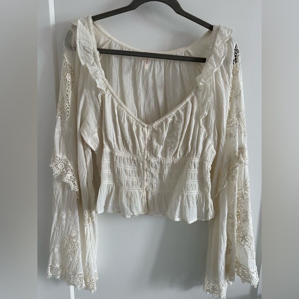 FREE PEOPLE SIZE LARGE CREAM BOHEMIAN BLOUSE W/ BELL SLEEVES. NWOT, WORN ONCE